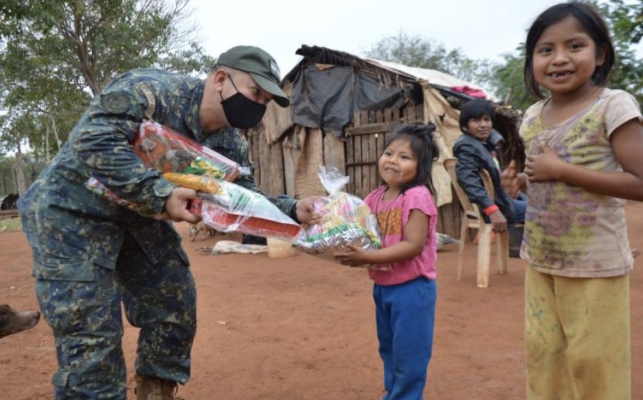 巴拉圭贝多芳市华人华侨协助当地军警赠送儿童节礼物给贫困儿童